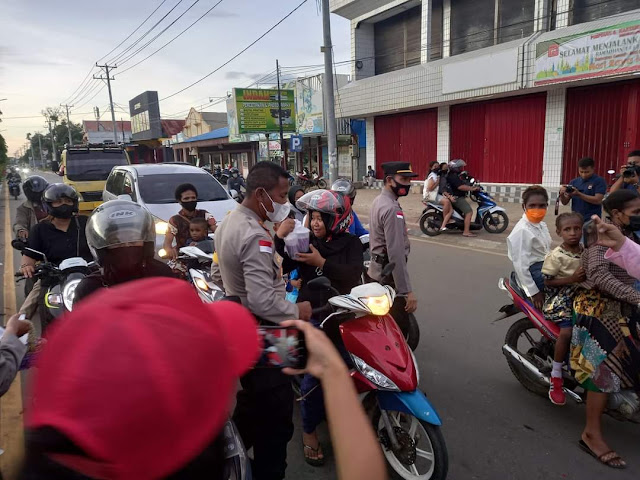 Untung Sangaji dan Anggota Polres Merauke Bagi-bagi Ratusan Takjil