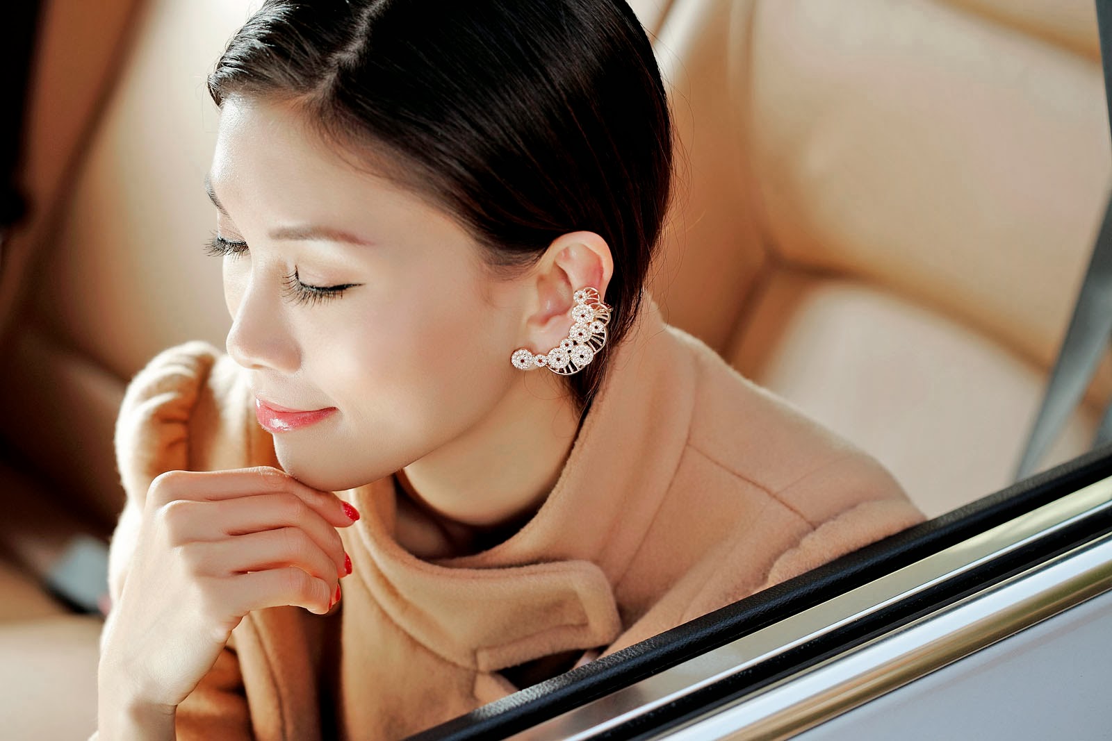 http://www.okajewelry.com/product/2758/Rose-Gold-Flower-Cartilage-Cuff-Earrings.html