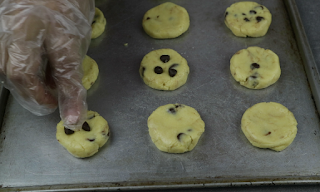 Gambar menambahkan topping choco chip