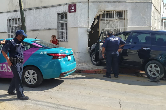 Choque en la esquina de “El Buen Tono”; camioneta se introduce a casa