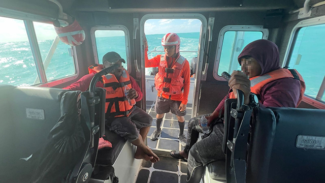 Rescatan con vida a dos pescadores de Celestún, a la deriva durante 4 días