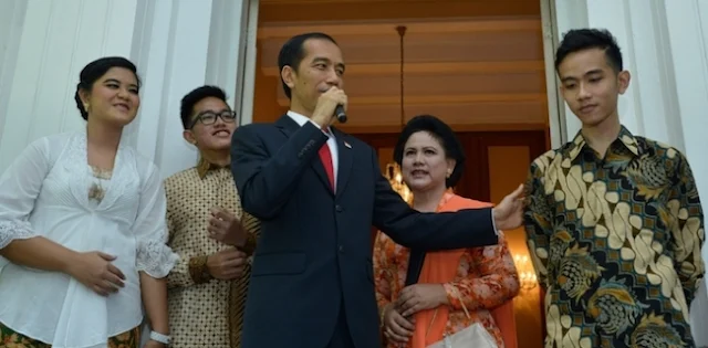 Rayuan istana kepada Akhyar Nasution agar tidak maju dalam Pilkada Medan, seakan menunjukkan Jokowi sedang ingin membentuk the new political dynastic order atau tata dinasti politik baru yang berasal dari keluarganya," ujar Saiful Anam kepada Kantor Berita Politik RMOL