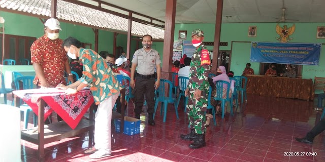 BABINSA KAWAL PENGAMANAN PENYALURAN BLT DI DESA TEGALMADE, GROGOL, SUKOHARJO