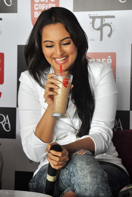 Sonakshi Sinha & Ranveer Promote Lootera at Cafe Coffee Day Photos