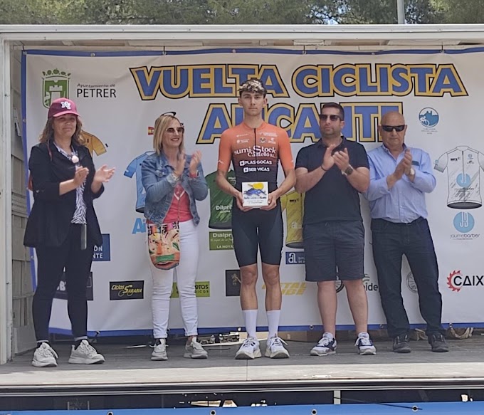Toni Bordoy (Sumistock) alza los brazos en la última etapa de la Vuelta a Alicante