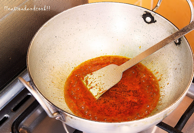 how to cook kalo jeera die macher jhal recipe / bengali spicy fish curry with nigella seeds recipe with step by step pictures