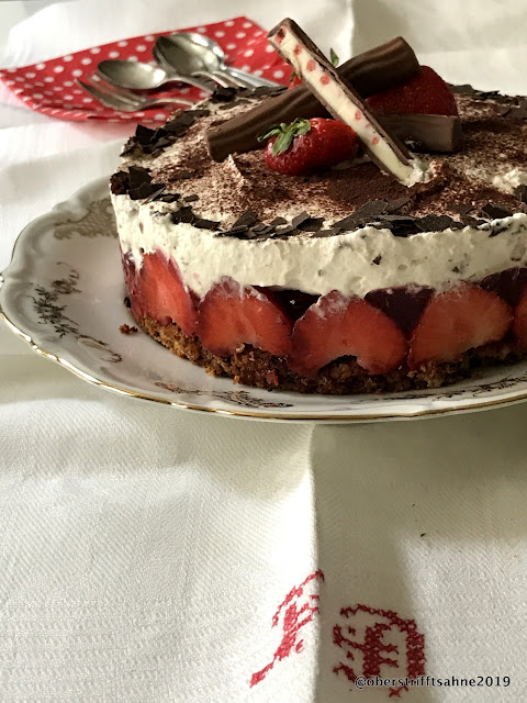 Erdbeertorte mit Joghurtriegeln