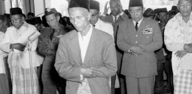 Berita kemerdekaan yang diumumkan oleh Sukarno dan Hatta, ternyata terlambat di Aceh. Berita kemerdekaan hanya diterima pada 14-15 Oktober 1945