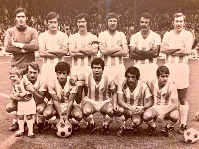 REAL VALLADOLID DEPORTIVO. Temporada 1975-76. Campos, Salvi, Docal, Puig-Viñeta, Antón, Aníbal. Vicente, Landáburu, Álvarez, Garrido y Astrain. REAL VALLADOLID DEPORTIVO 2 DEPORTIVO ALAVÉS 0. 14/09/1975. Campeonato de Liga de 2ª División, jornada 2. Valladolid, estadio José Zorrilla. GOLES: 1-0: 55’, Garrido. 2-0: 88’, Vicente.