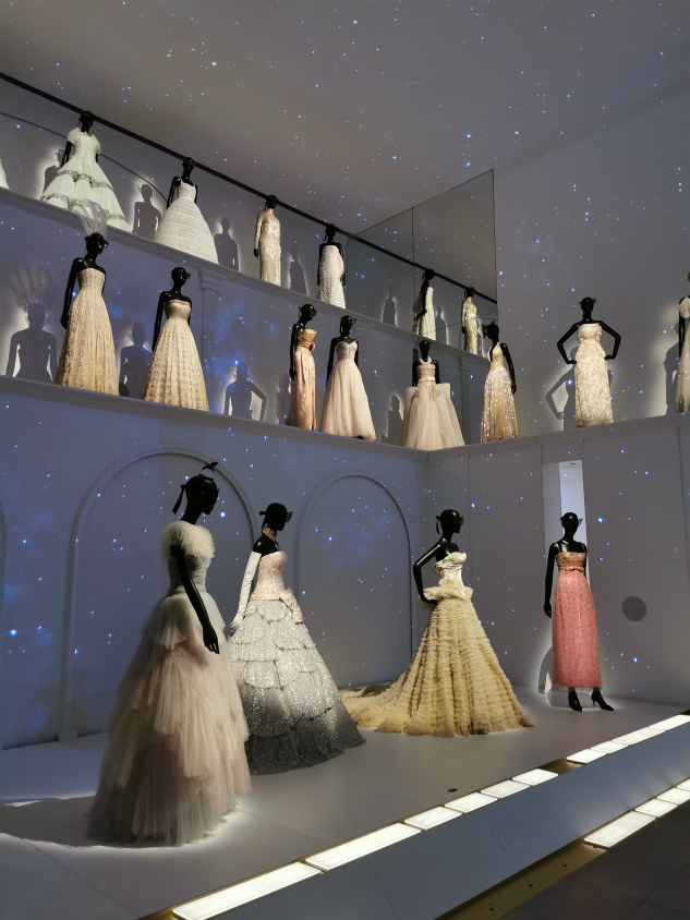 vestidos usados pelas estrelas de cinema expostos na La Galerie Dior