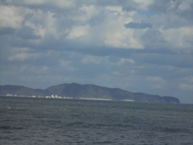 海岸から島根半島美保関が見えます