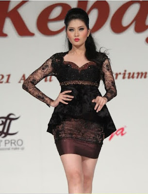 warna baju kebaya yang cocok untuk kulit hitam manis