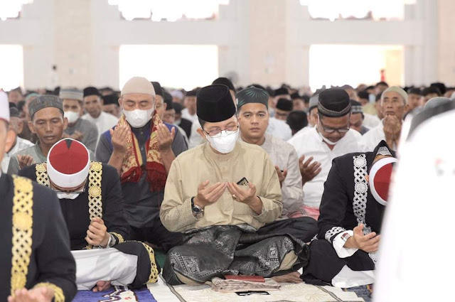 Amsakar Melaksanakan Salat Id di Masjid Sultan Mahmud Riayatsyah