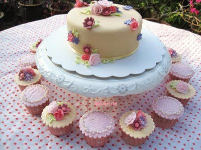 TORTA DE BODAS: CUPCAKES FLORES LILAS, ROSADAS Y BORGOÑA