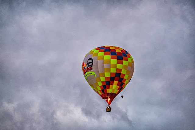 Яркий воздушный шар с рекламой