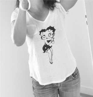 T-Shirt taille L Blanc avec petite poche en coton doux, manches courtes. Pochoir  et motif  Betty Boop. Peint à la main, peinture textile. 