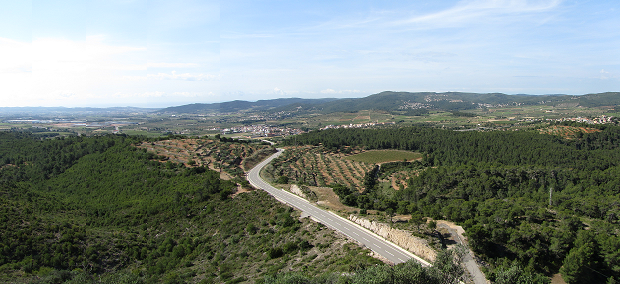 ROCA FORADADA - SALT DEL MISERI - FONDO DEL SETRILL - URBANITZACIÓ EL PRIORAT DE LA BISBAL DEL PENEDÈS, La Bisbal del Penedès des del Puig de la Roca Foradada