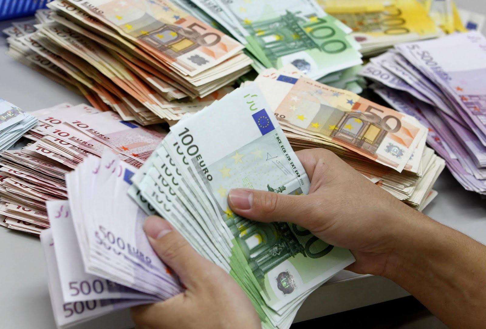 هبوط سعر الليرة السورية مقابل الدولار واليورو في المصرف المركزي