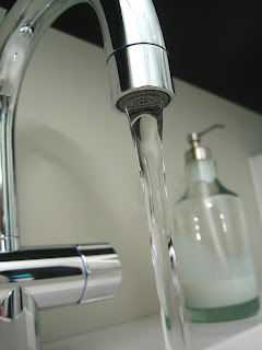 Lavabo con agua corriendo y jabón de manos