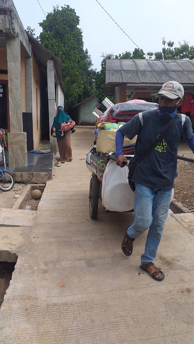 Pedagang Keliling Senang Melintas Jalan Flamboyan Pasca Diperbaiki Satgas TMMD