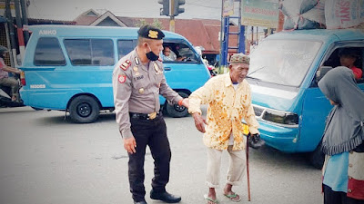 Secercah Bantuan Kasat Sabhara Polres Bukitinggi Kepada Orang Tua Renta