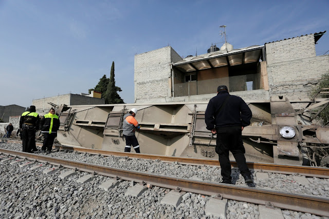 Resultado de imagem para Descarrilamento de trem de carga mata 5 pessoas no México