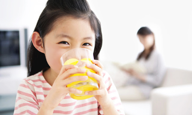 Trẻ từ 6 tuổi trở lên có thể uống sữa nghệ mật ong với liều lượng nhất định