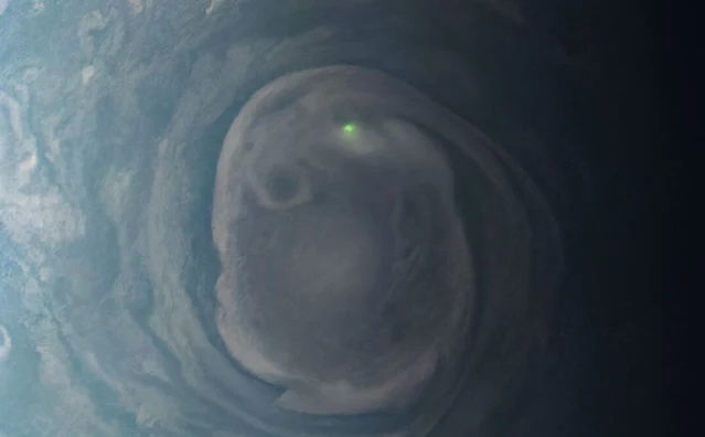 Qual é o misterioso brilho verde capturado em Júpiter