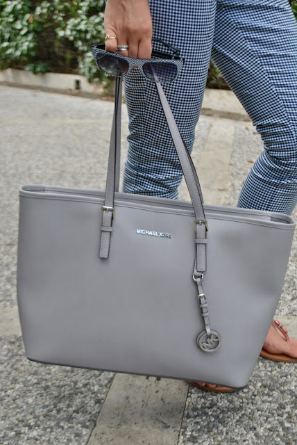 borsa michael kors come abbinare la borsa shopper michael kors abbinamenti borsa grigia come abbinare la borsa grigia sandali pollini sandali gioiello pollini occhiali da sole italia independent grey bag how to wear grey bag how to combine grey bag come abbinare la borsa grigia abbinamenti borsa grigia pollini sandals michael kors bag