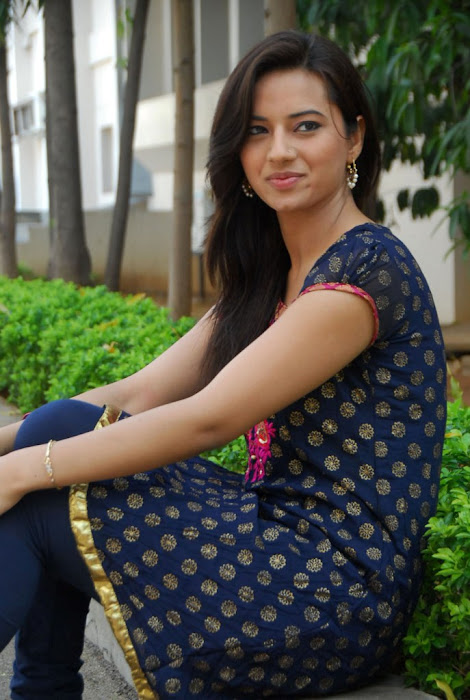 isha chawla in chudithar unseen pics