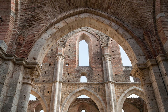 San Galgano Spada nella Roccia medioevo Viaggi d'Arte Italia Toscana Siena Architettura gotica Abbazia senza tetto copertura