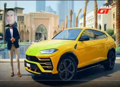 سيارة لامبورجيني صفراء تقف أمام قصر به حمام سباحة وبجانبها رجل تم تركيب وجه ابن أبي صادق عليه