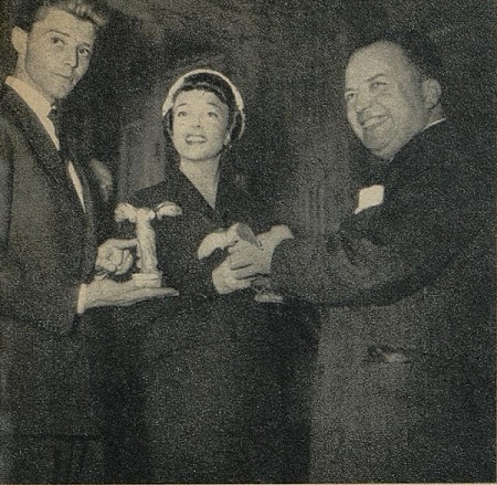 Gérard Philipe et Micheline Presle reçoivent leur Victoire 1947