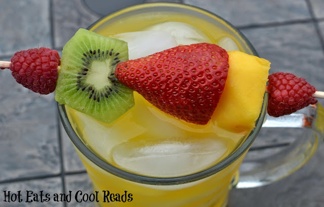 Perfect summertime drink and snack for the kiddos! Sparkling SunnyD Lemonade with Fresh Fruit Skewers from Hot Eats and Cool Reads