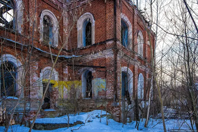 Руины старого кирпичного здания