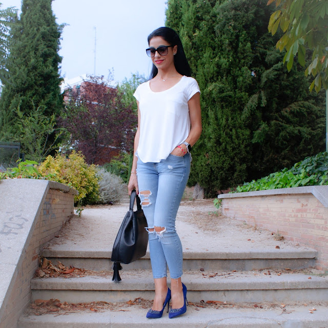 BLOG MODA LA CAPRICHOSSA, LOOK Blue shoes & Ripped Jeans