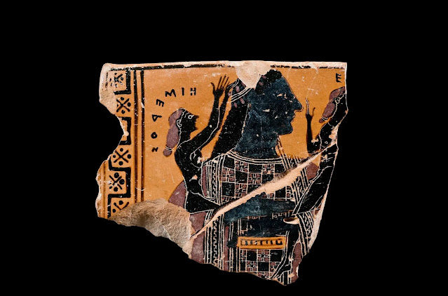 Θραύσμα μελανόμορφου πίνακα με παράσταση Αφροδίτης, Ίμερου και Έρωτα, 560 – 550 π.Χ. Πηλός. Βρέθηκε τον Ιούλιο του 1888 κοντά στον Παρθενώνα στις ανασκαφές στην Ακρόπολη της Αθήνας. Αθήνα, Μουσείο Ακρόπολης © Μουσείο Ακρόπολης. Φωτογραφία: Βασίλης Τσιάμης