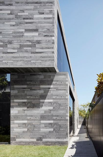 desain arsitektur moderen klasik gambar pemasangan batu alam pada dinding bangunan batu candi hitam tile ubin batu keramik.