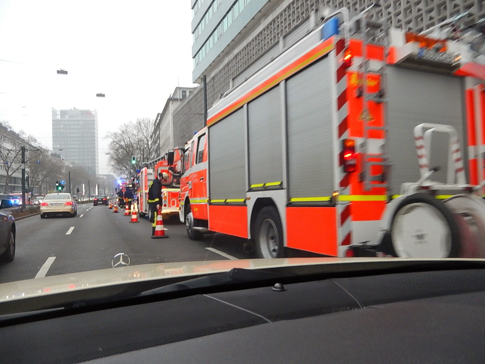 http://www.rp-online.de/nrw/staedte/duesseldorf/duesseldorf-feueralarm-im-kaufhof-gebaeude-aid-1.4956821