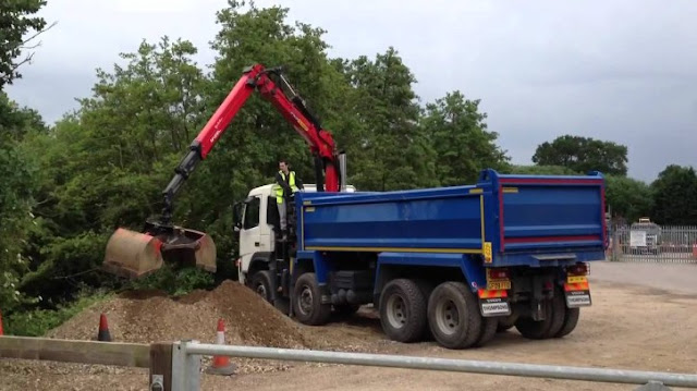 gambar truk keruk Volvo Grab Tipper FM13 480