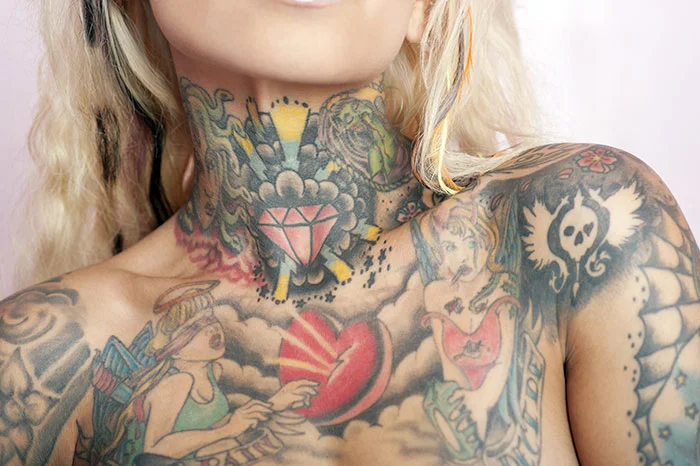 Tatuaje en el Cuello de mujer