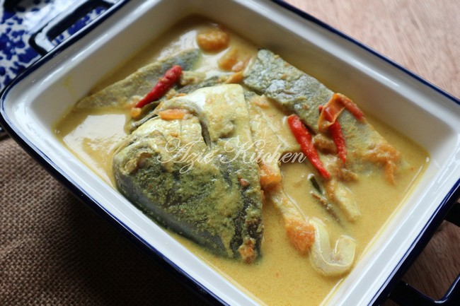 Gulai Ikan Bawal Versi Indonesia - Azie Kitchen