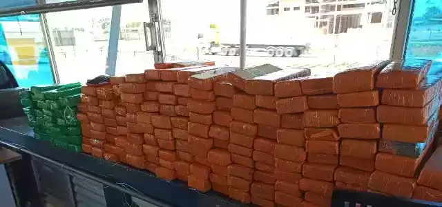 PRF apreende vários tabletes de maconha na Régis Bittencourt em Registro-SP