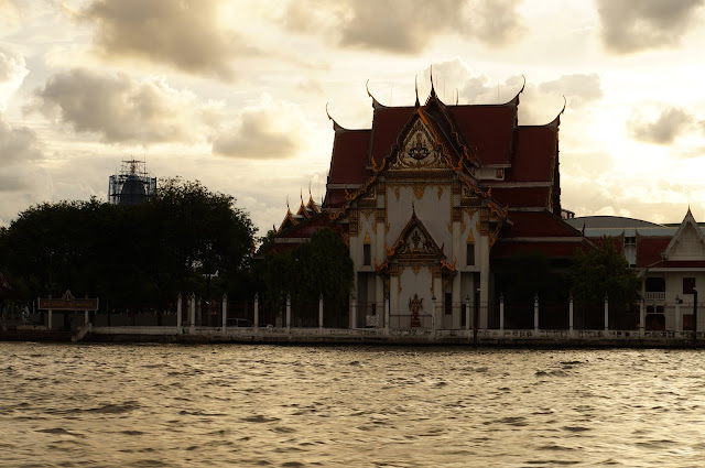 Pemandangan kuil disore hari dari Sungai Chaophraya