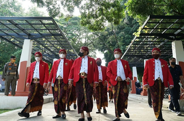 Plt Bupati Nganjuk Marhaen Djumadi (tengah) bersama jajaran Forkopimda berjalan di Alun-alun Nganjuk, Minggu (10/4/2022)