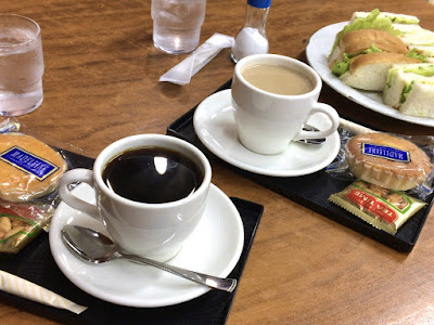 ブレンドコーヒーとカフェオレとサンドイッチ