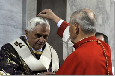 Imposiciòn de ceniza al Papa