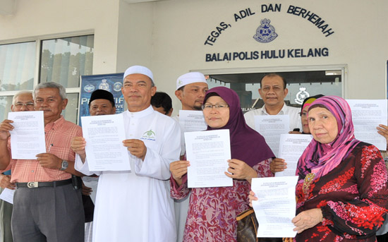 Ahli Kariah Masjid Bukit Antarabangsa Serbu Rumah Azmin 