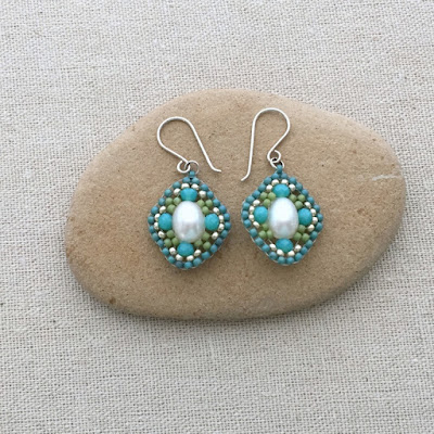 Miguel Ases style Beaded earrings - scallop shape using Brick Stitch: Lisa Yang's Jewelry Blog