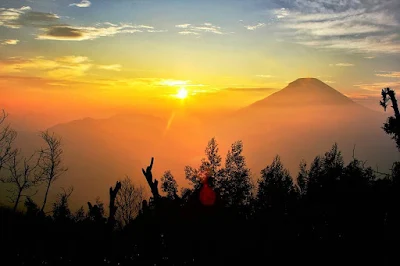 foto sunrise indah bukit sikunir